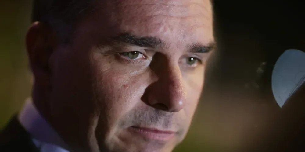 Flávio Bolsonaro disse que recebeu “com profunda estranheza” a decisão de Moraes