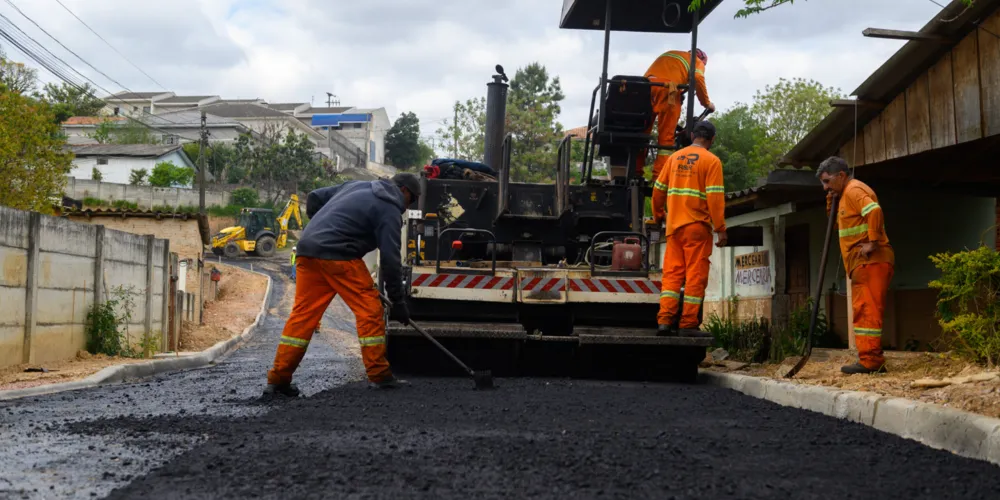 Obras de asfalto no Parque Nossa Senhora das Graças, em Ponta Grossa