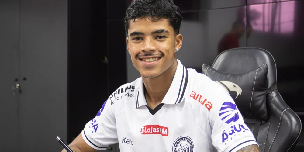 Kauã Gomes assinando com o Operário