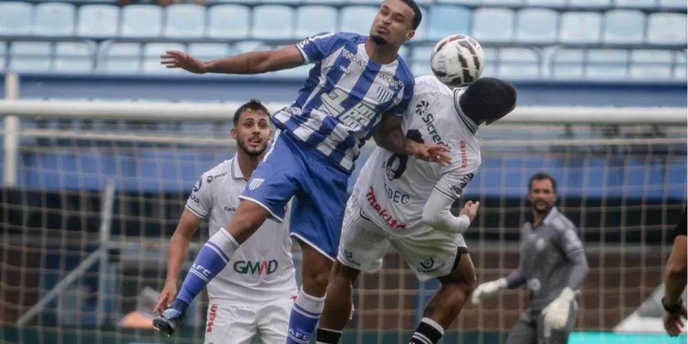 Em jogo truncado e bem marcado, nenhum dos times anotou