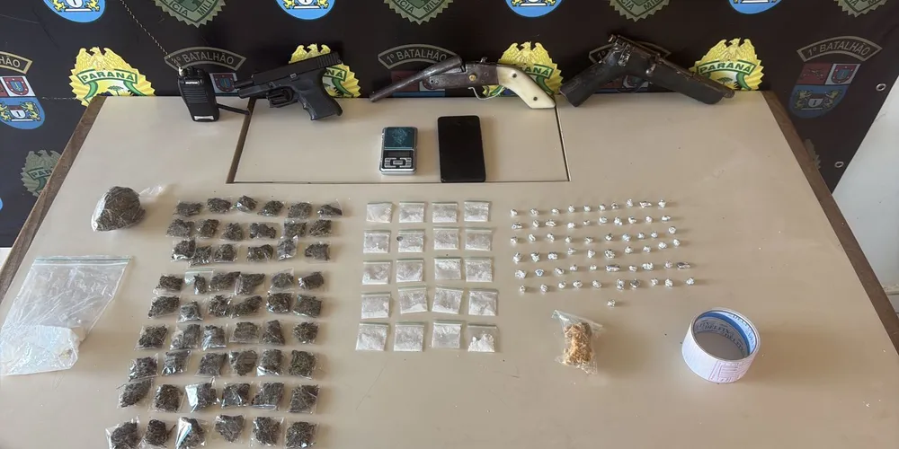 Entre os materiais apreendidos estão entorpecentes, armas, rádio comunicador e aparelho celular