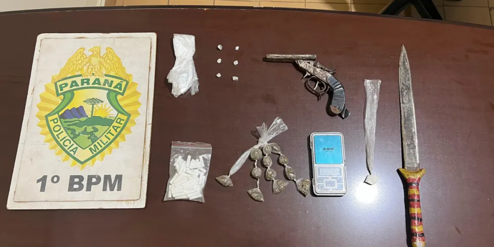 No interior da residência foram encontradas porções de maconha, cocaína e crack, além de uma balança de precisão e uma faca