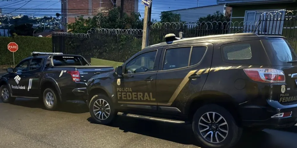 No âmbito da operação, foram cumpridos dois mandados de busca e apreensão nas residências dos investigados,