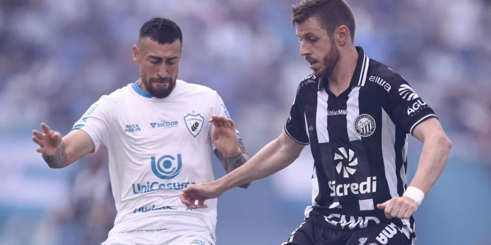 Aylon disputa bola durante final do Campeonato Paranaense.