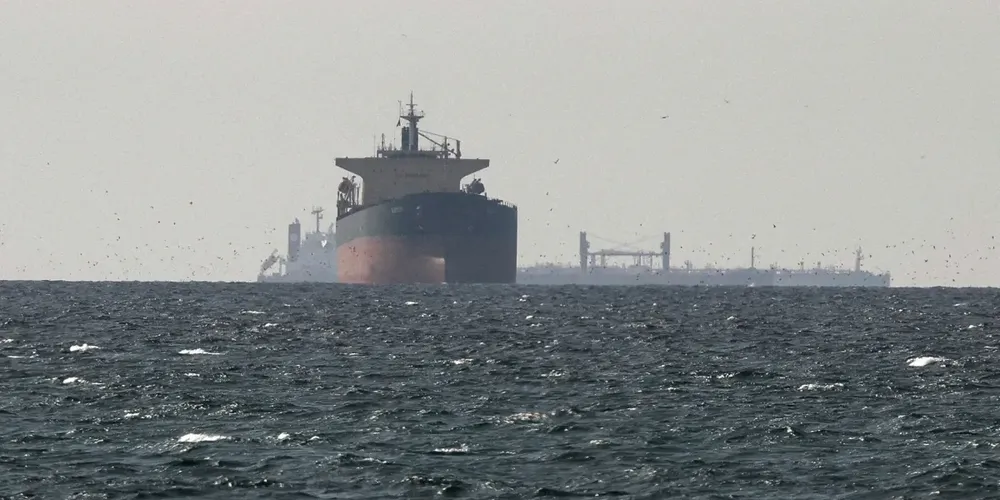 Navios-tanque no Golfo perto do Estreito de Ormuz