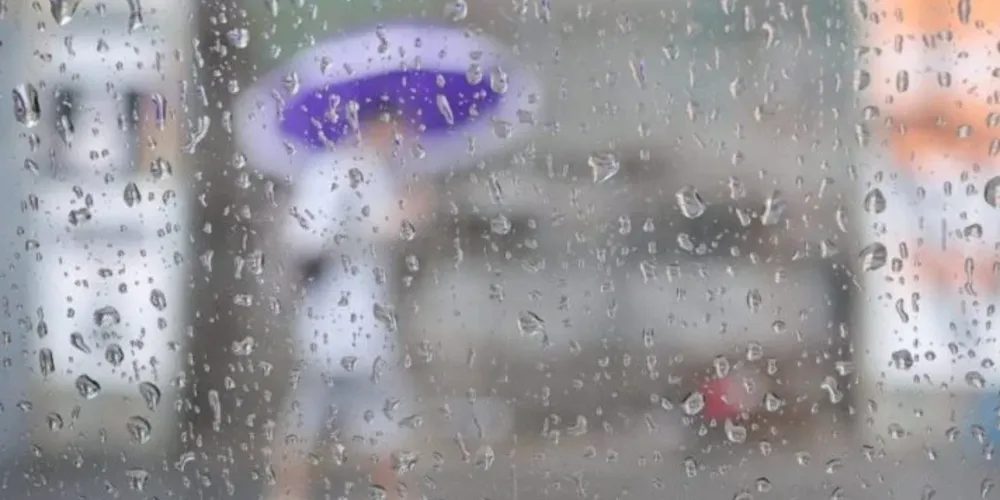 Imagem de um vidro molhado por pingos de chuva