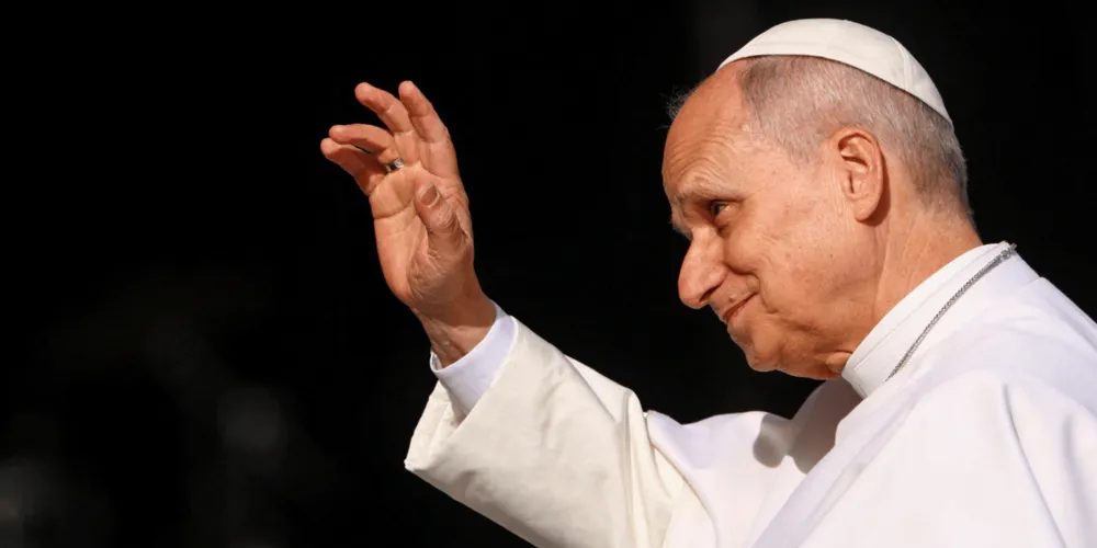 Papa Leão XIV acena aos fiéis durante passagem pelo Principado de Mônaco