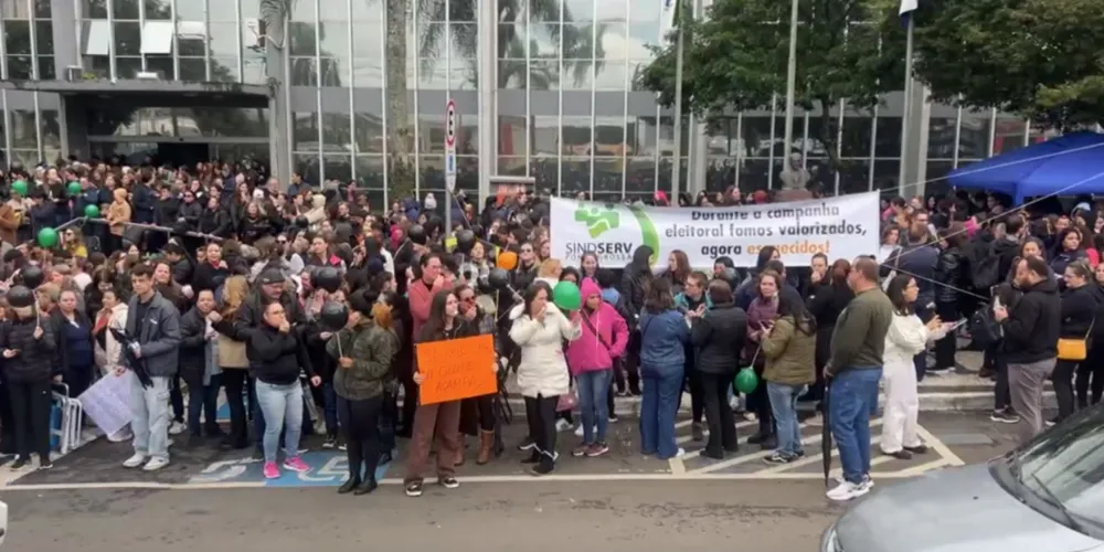 Servidores municipais se concentram em frente à Prefeitura Municipal