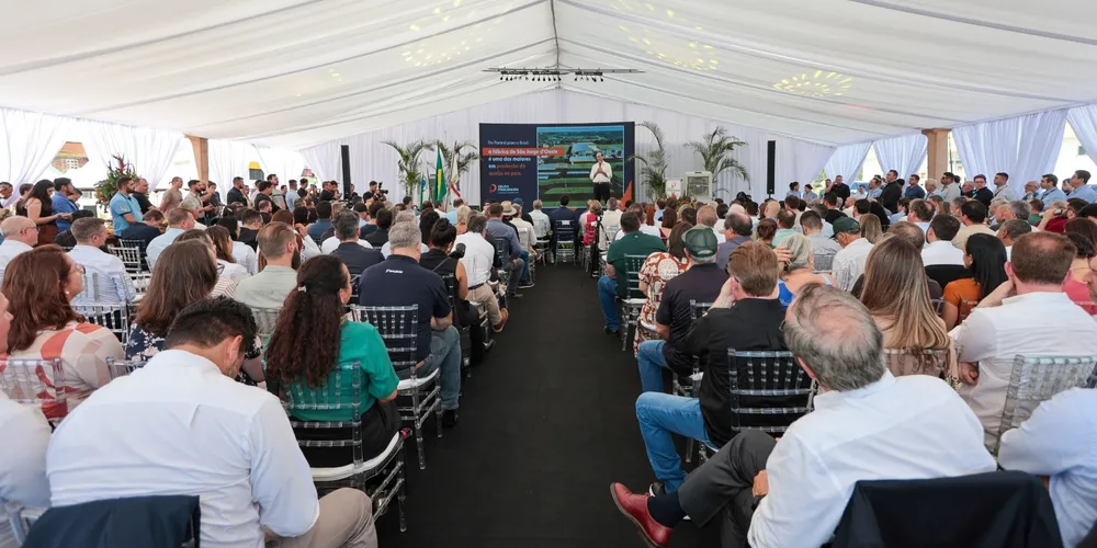 Governador Ratinho Junior e executivos da Piracanjuba conhecem as instalações automatizadas da nova fábrica em São Jorge do Oeste