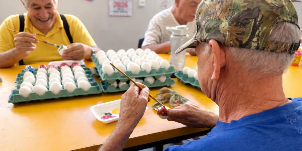 Além das doações, os próprios idosos já participam da preparação da data com atividades internas. Entre elas, a produção de casquinhas decoradas e a tradicional caça aos ovos