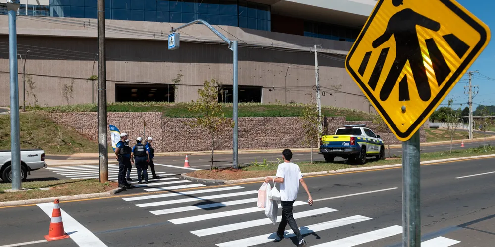 Blitz pé na faixa, na Avenida Visconde de Taunay