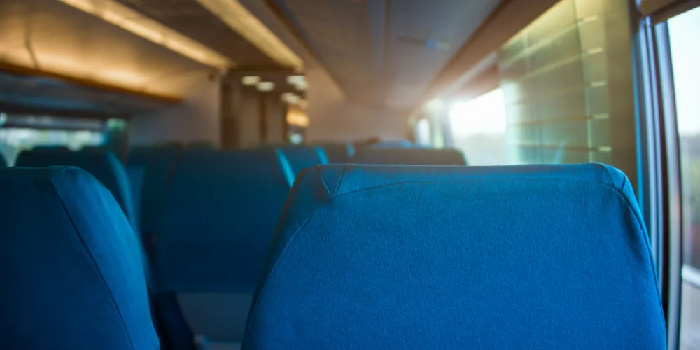 O objeto atravessou o para-brisa e atingiu diretamente os passageiros instalados na região central do coletivo