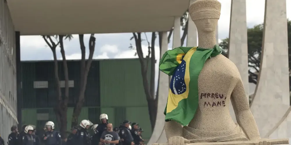 Débora ainda está presa
