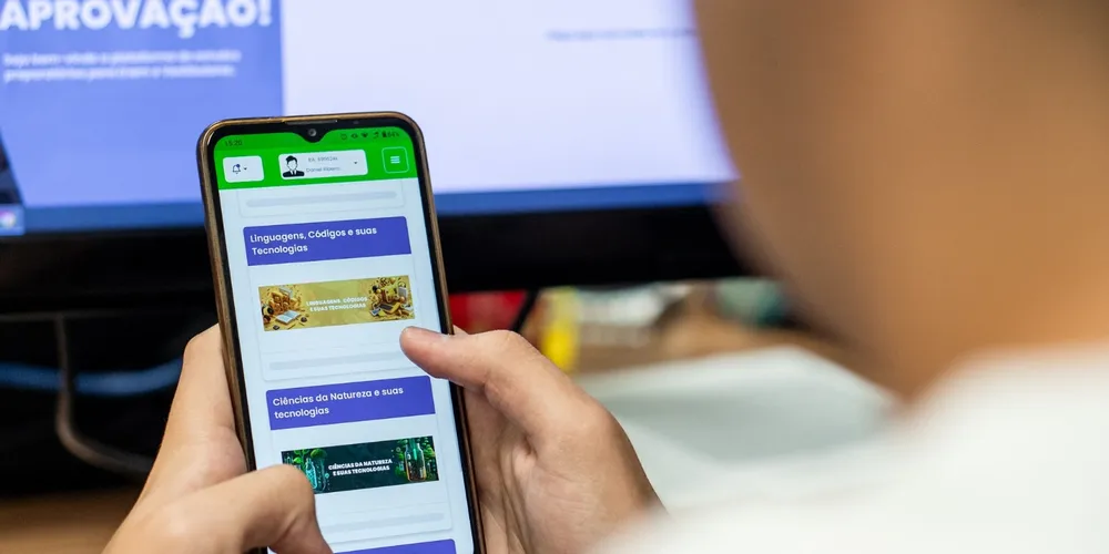 Aplicativo oferece suporte pedagógico completo com simulados e videoaulas para preparar alunos para o ingresso na universidade