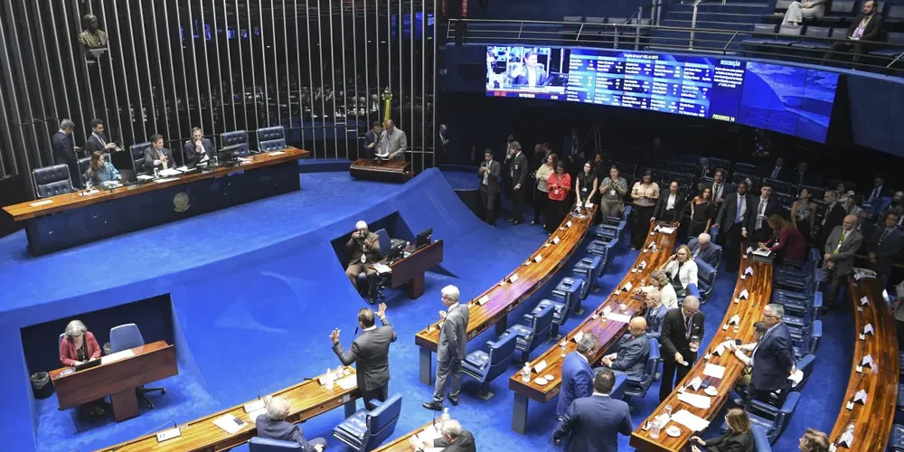 Senadores durante votações no plenário da Casa