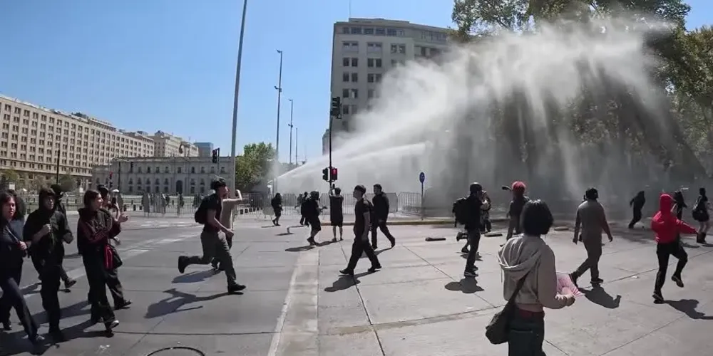 Polícia do Chile dispara canhões de água contra protesto de estudantes