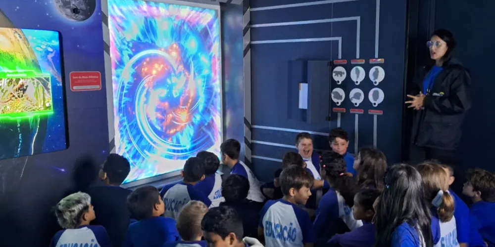 Os estudantes ponta-grossenses puderam conhecer sons e imagens projetadas na sala laboratorial