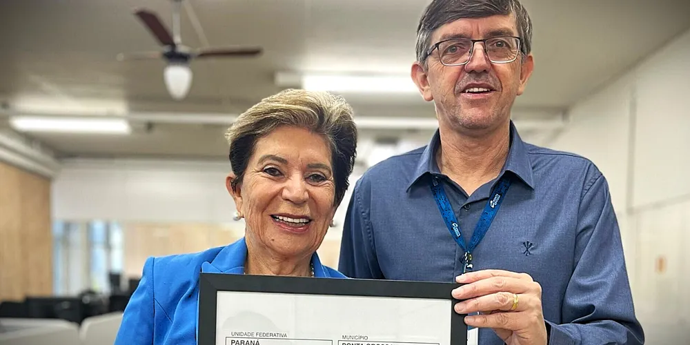 Elizabeth e o secretário da Fazenda, Cláudio Grokoviski, recebendo pela 5ª vez a 'Nota A' de bom pagador