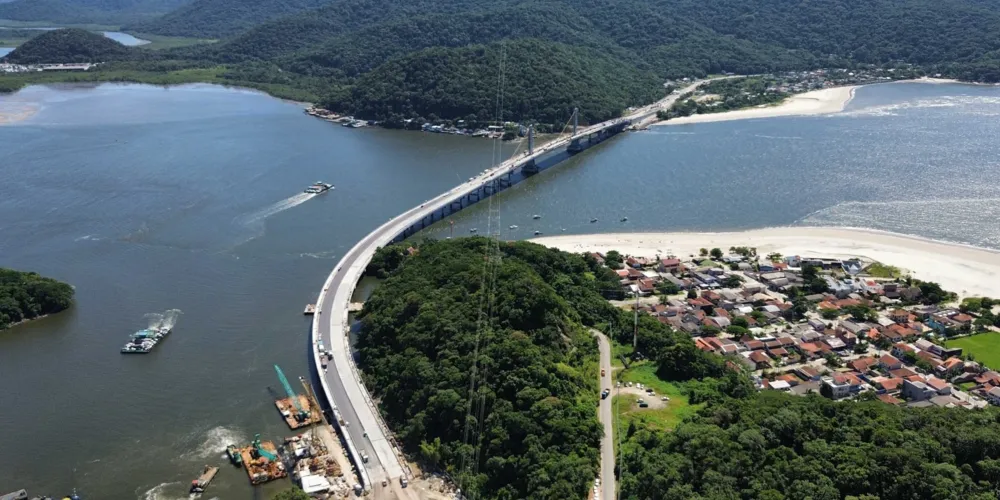 Ponte de Guaratuba inicia revestimento em concreto asfáltico dos acessos