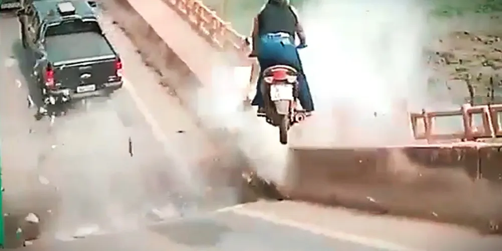 Veículos despencam após o desabamento da ponte