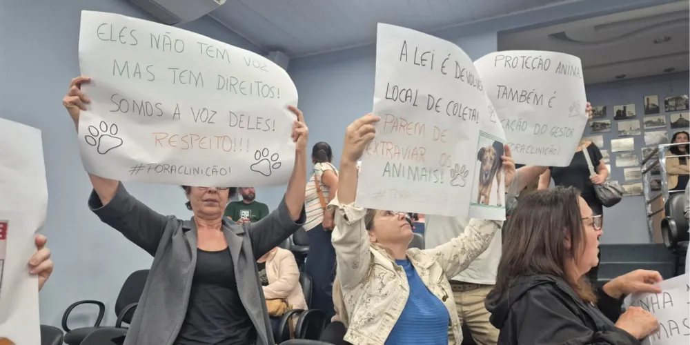 Os manifestantes, membros de ONG's da causa animais e do Conselho Municipal de Proteção e Defesa dos Animais (CMPDA) protestaram no Plenário de Ponta Grossa