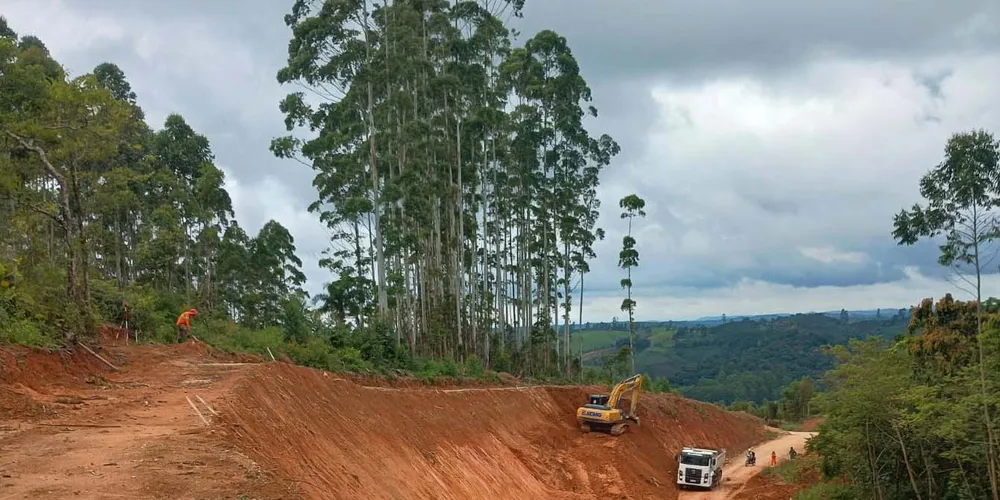 A rodovia vai permanecer interditada enquanto durarem as chuvas e o solo permanecer saturado de água, o que pode levar de 7 a 10 dias