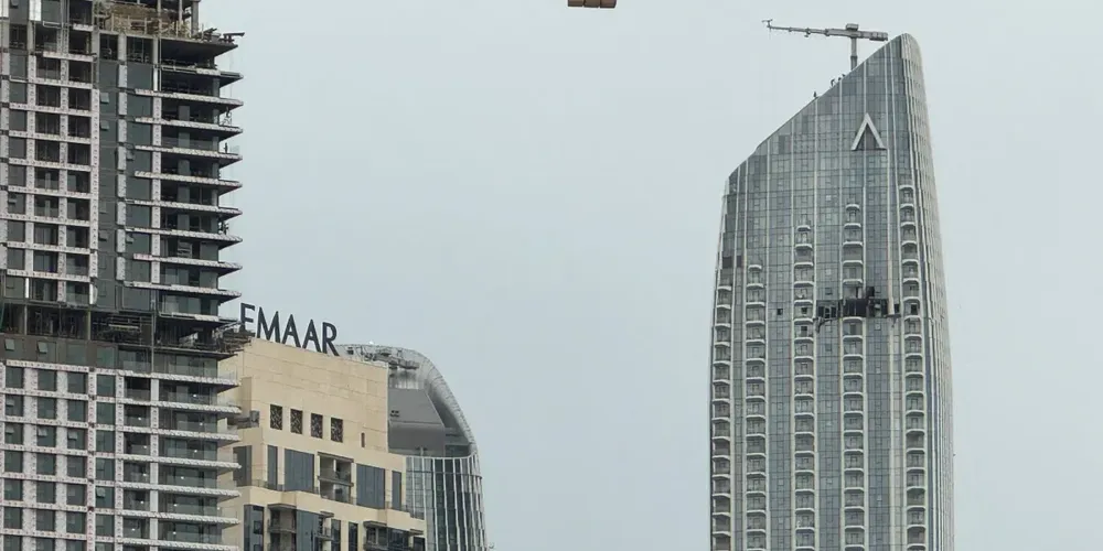 Prédio danificado nas proximidades do Dubai Creek Harbour após a queda de um drone em Dubai