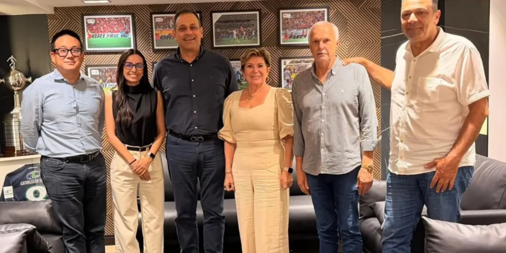 A prefeita Elizabeth Schmidt (União Brasil), o CEO da Sunset Tires, Nabil Chamseddine (à esquerda), e demais representantes e autoridades da indústria