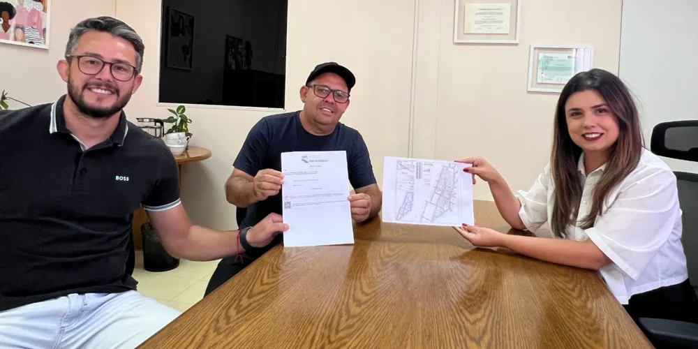 João Horst, superintendente de habitação; o vereador Professor Careca (PV); e a secretária da Família e Desenvolvimento Social, Camila Sanches