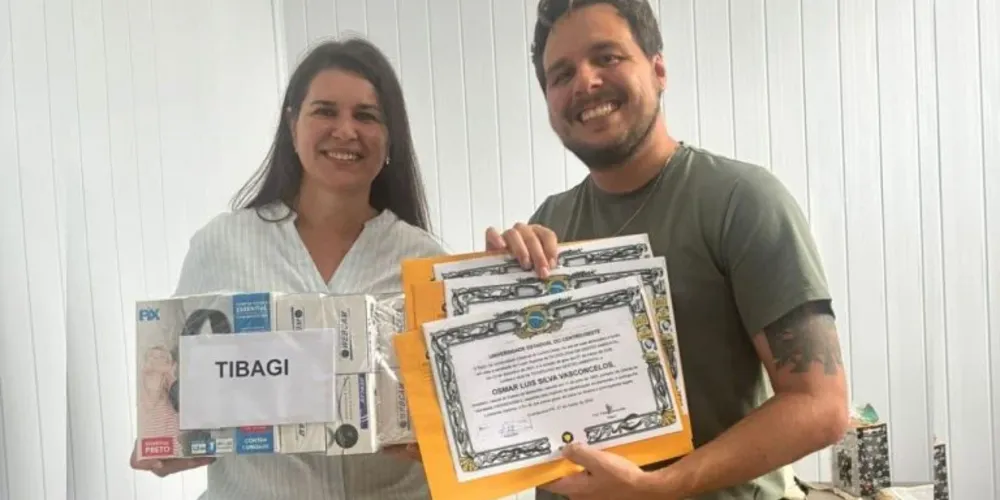 entrega foi recebida pela coordenadora do Polo UAB Tibagi, Ana Elis Gomes