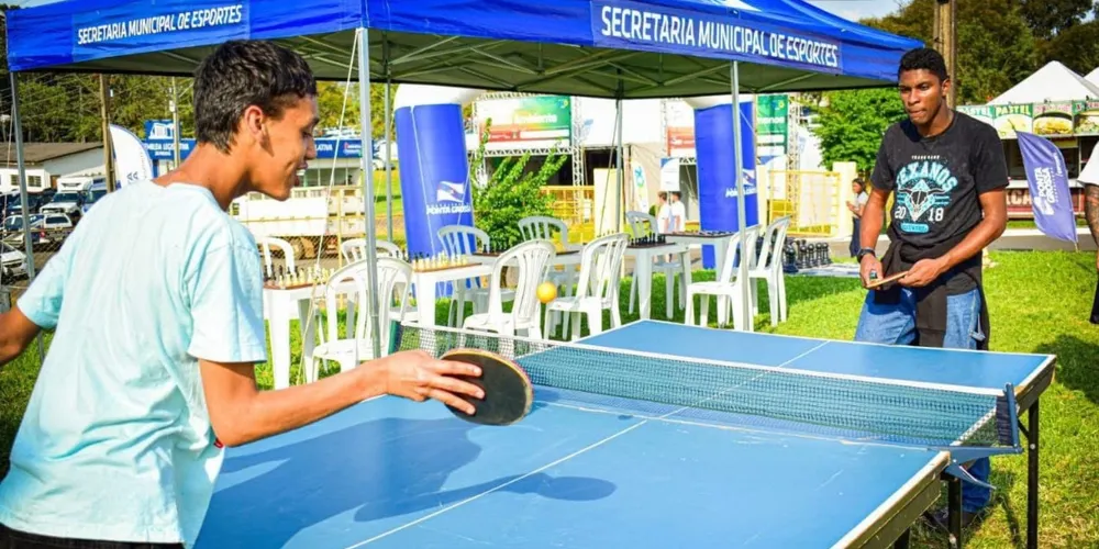 Tênis de Mesa sendo praticado no Projeto 'Lazer em Ação'.