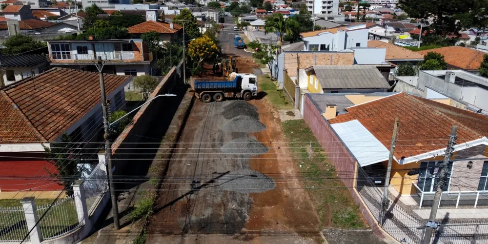 Rua Marquês de Maricá, no Órfãs, recebe trabalhos de manutenção, com limpeza, cascalhamento e compactação.