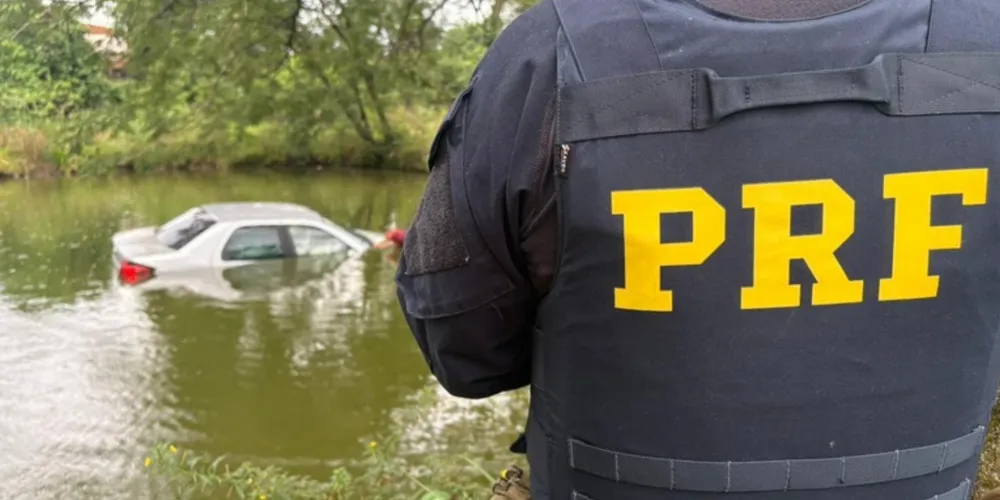 PRF apreende agrotóxicos após dupla de menores "mergulharem" com o carro num açude no Paraná