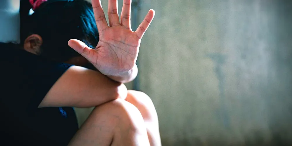 Docente também trocava mensagens de natureza sexual com o estudante