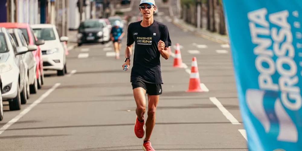 Atleta durante percurso nas ruas de Ponta Grossa.