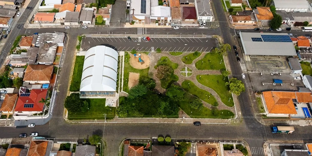 Espaços públicos como a praça desempenham papel central na dinâmica dos bairros