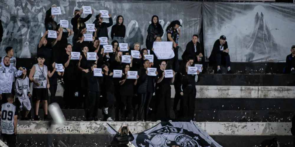 Mudando a tradição da Torcida, as mulheres usaram preto como forma de reforçar o posicionamento