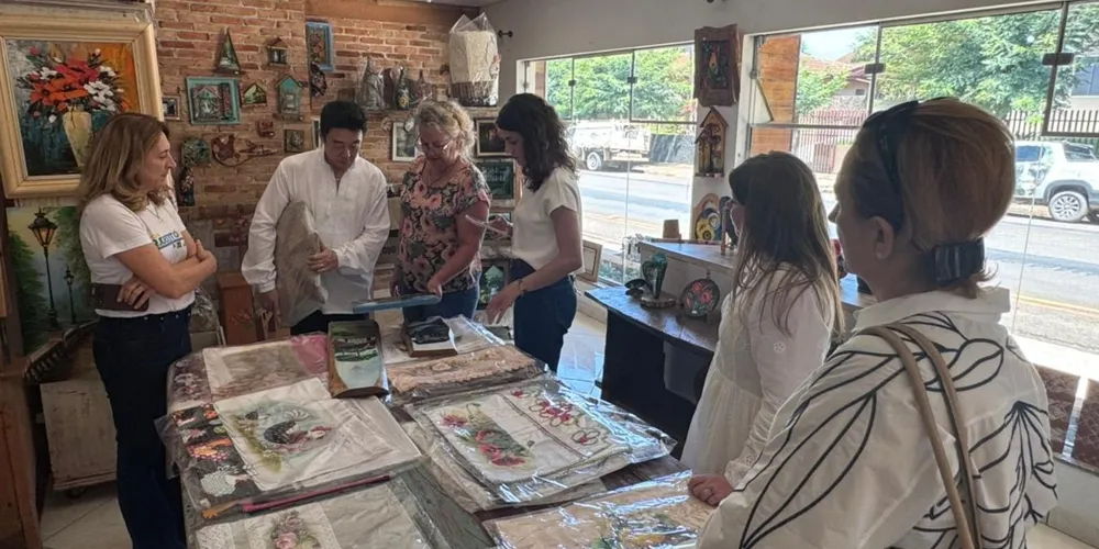 Dezenas de empreendedores receberam a visita da comitiva, composta pelos estilistas, pelo Sebrae/PR e por lideranças da Prefeitura