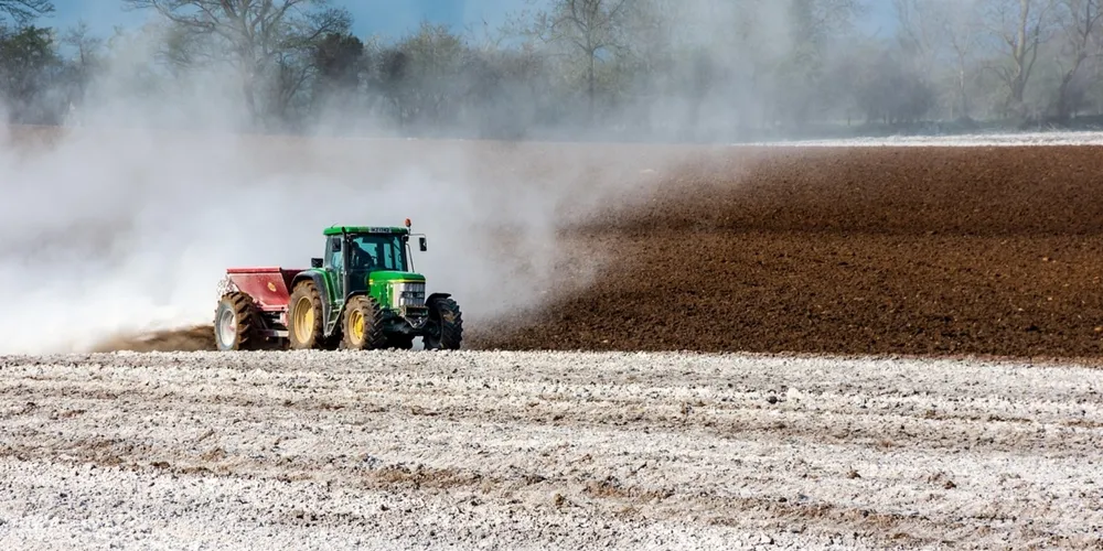 Dependência brasileira de fertilizantes importados atinge 85%, deixando a safra 2026/27 exposta às decisões de exportação da Rússia e da China