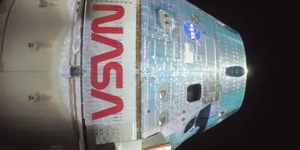 A Orion capturou esta selfie de alta resolução no espaço com uma câmera montada em uma de suas asas de painéis solares durante uma inspeção externa de rotina da espaçonave no segundo dia da missão Artemis II. A imagem foi transmitida pelo Sistema de Comunicações Ópticas da Orion Artemis