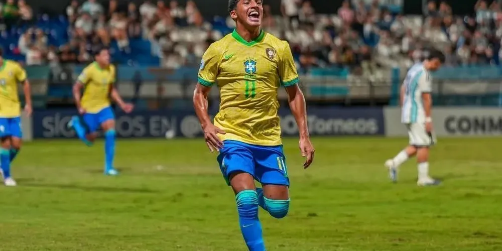 Riquelme comemora um dos gols que marcou para a Seleção Brasileira contra a Argentina no Sul-Americano Sub-17