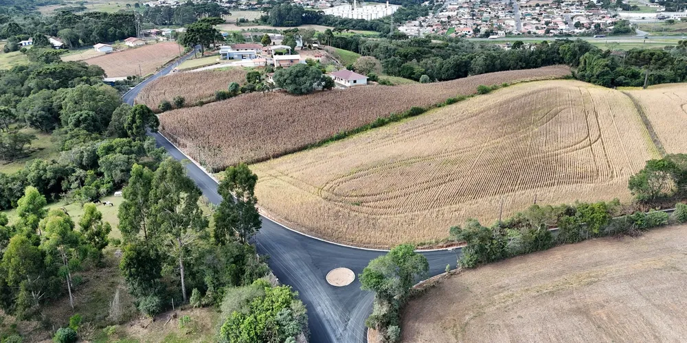 Além da pavimentação, a obra contempla a implantação de uma rotatória na região