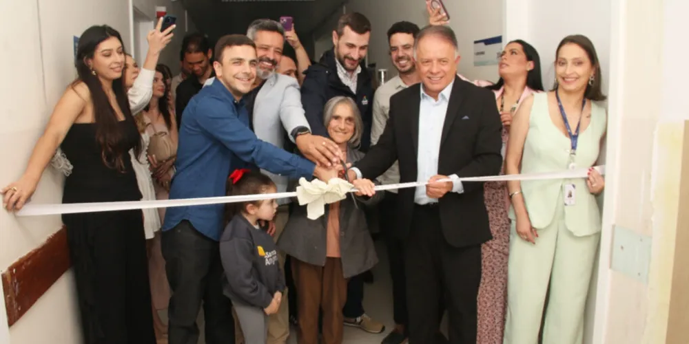 Aliel Machado e membros da Santa Casa de Ponta Grossa.