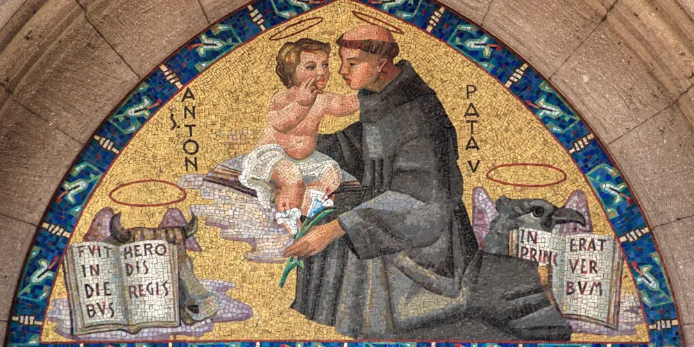 Mosaico retrata Santo Antônio e Jesus Cristo, ainda bebê, em uma igreja de Istambul, na Turquia