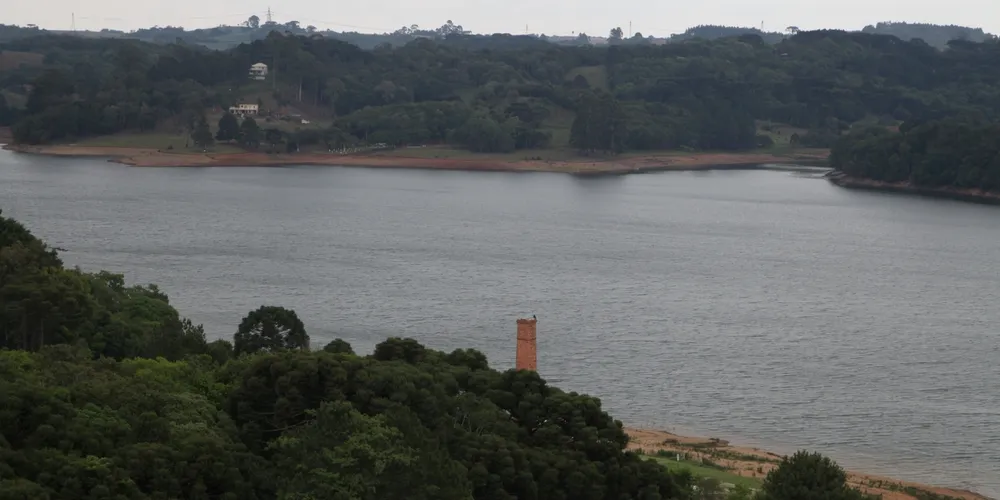 Níveis reduzidos em mananciais e solo ressecado evidenciam o avanço da seca moderada no interior do Paraná; fenômeno já afeta o desenvolvimento agrícola e coloca municípios em alerta