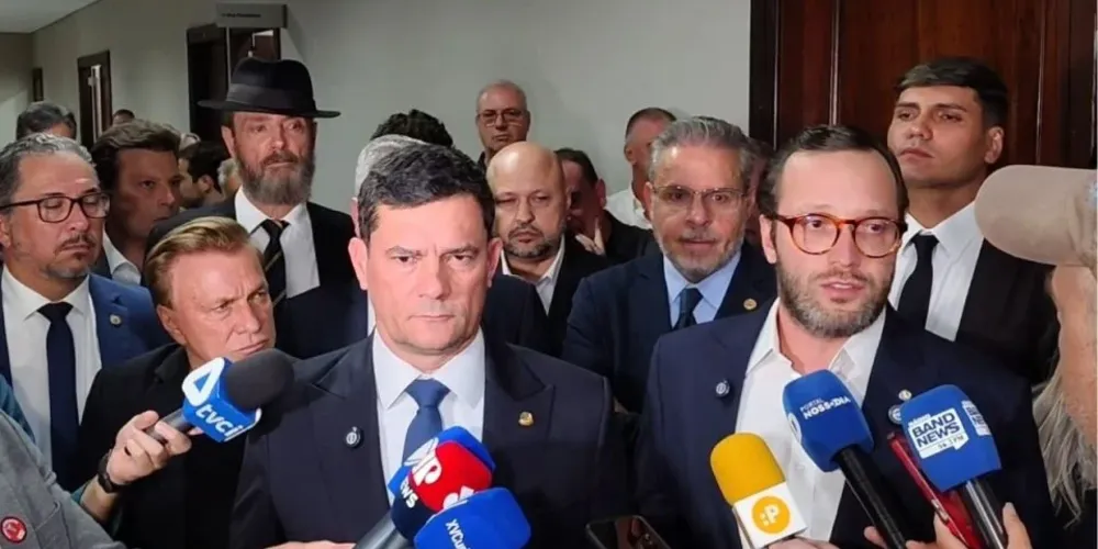 Sergio Moro e Filipe Barros, ambos do PL, durante entrevista coletiva na Assembleia Legislativa do Paraná