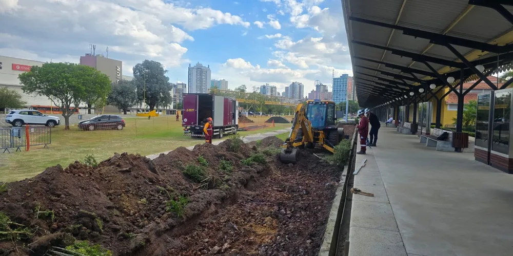 As obras para a instalação dos 72 metros de trilhos de trem iniciaram nesta terça-feira (17)