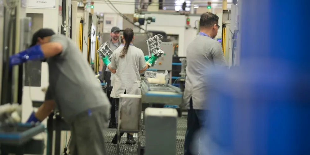 Estudo da Fiep e Tendências Consultoria indica que a mudança na jornada pode elevar custos de produção e reduzir a competitividade industrial brasileira