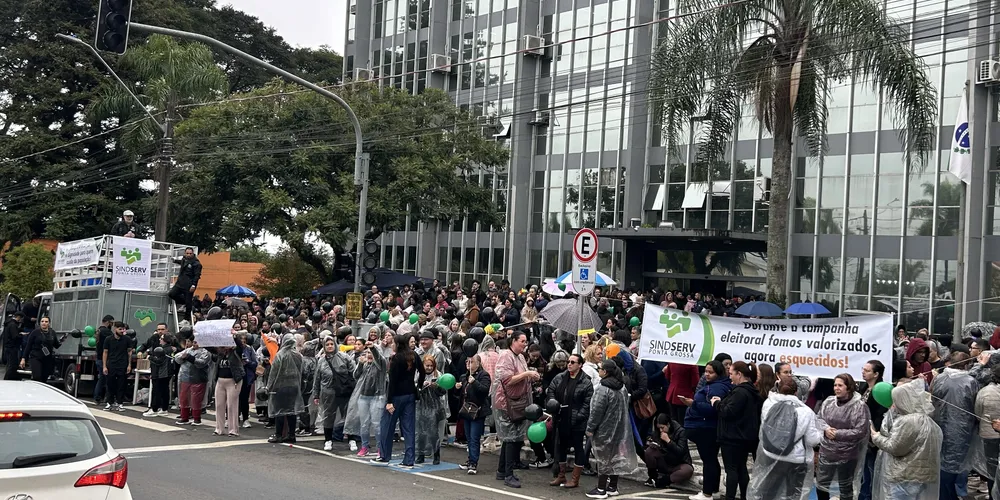A greve, deflagrada na manhã dessa segunda-feira (4) em frente à Prefeitura Municipal de Ponta Grossa, foi suspensa no início da tarde