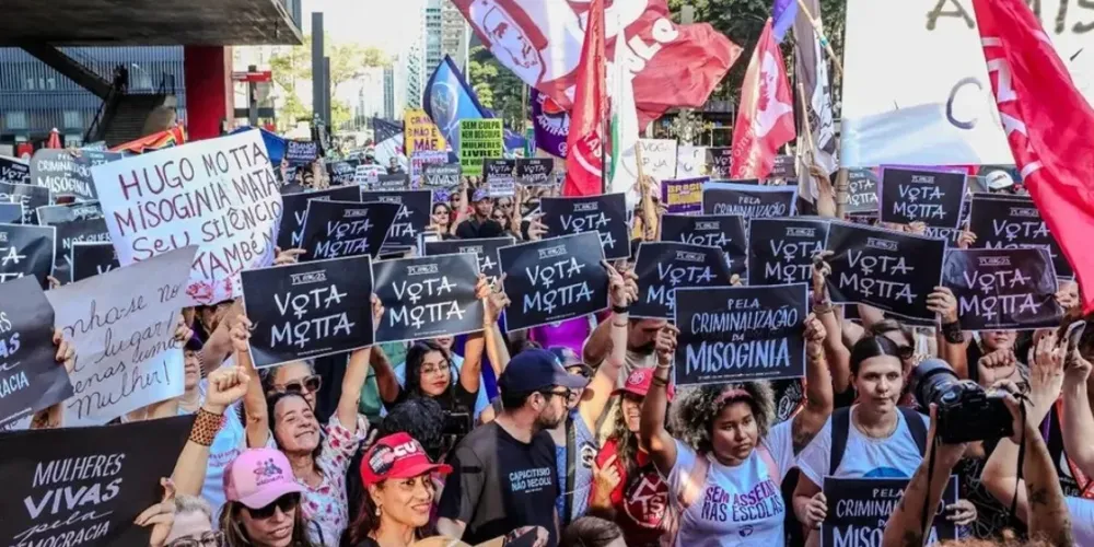 O ato foi convocado pelo Levante Mulheres Vivas